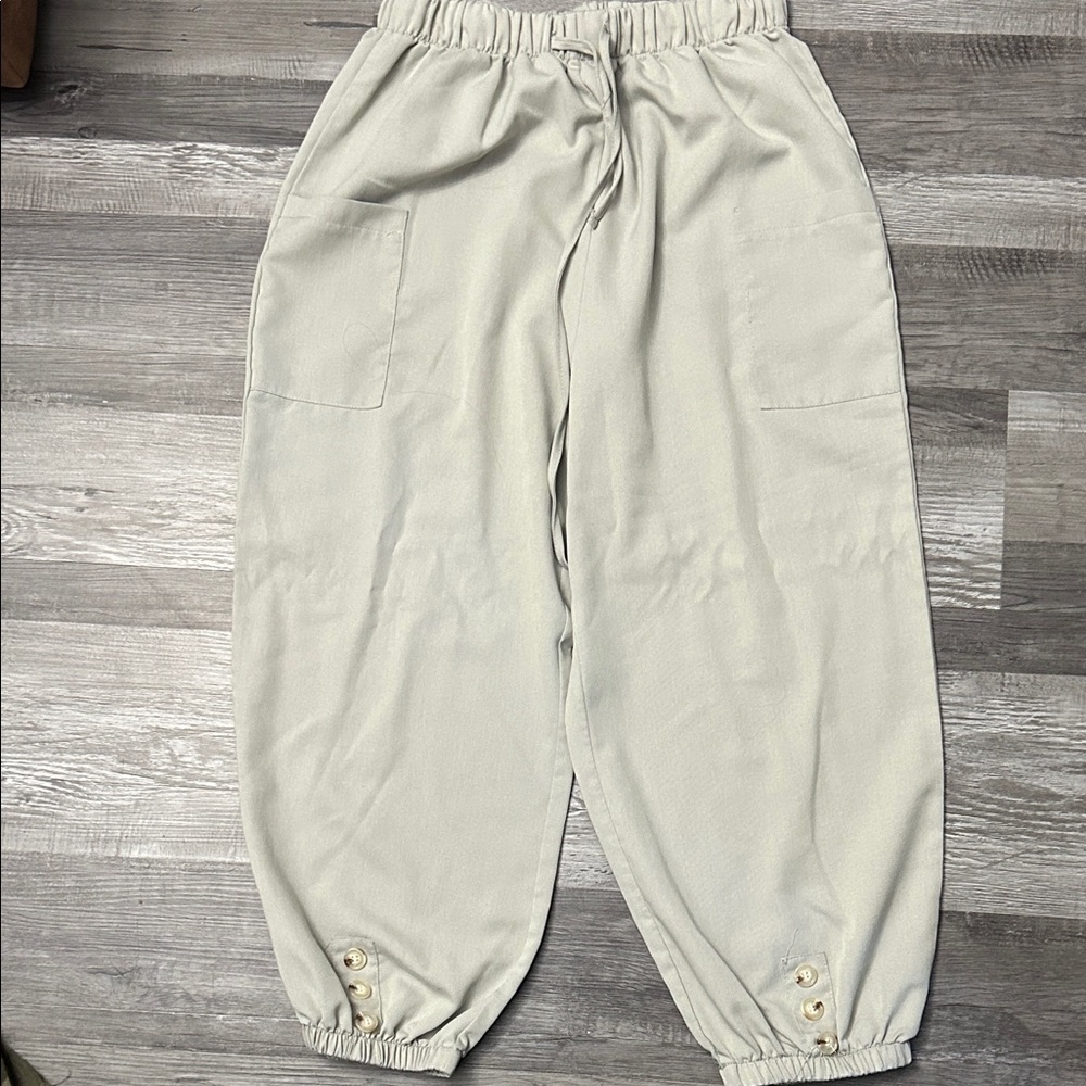 Source Unknown Gray Capris with Button Detail